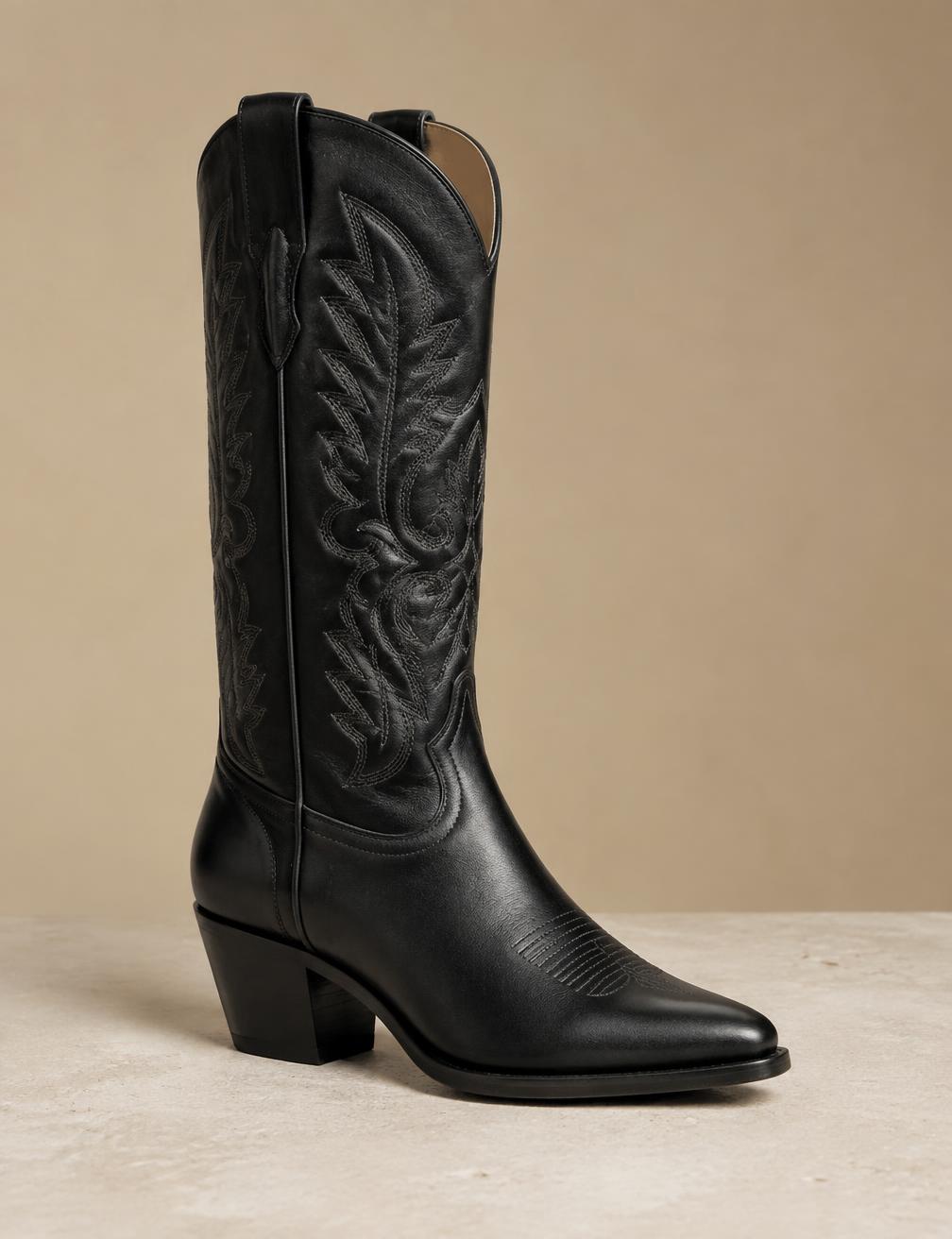 Bota vaquera de cuero negro con detalles bordados